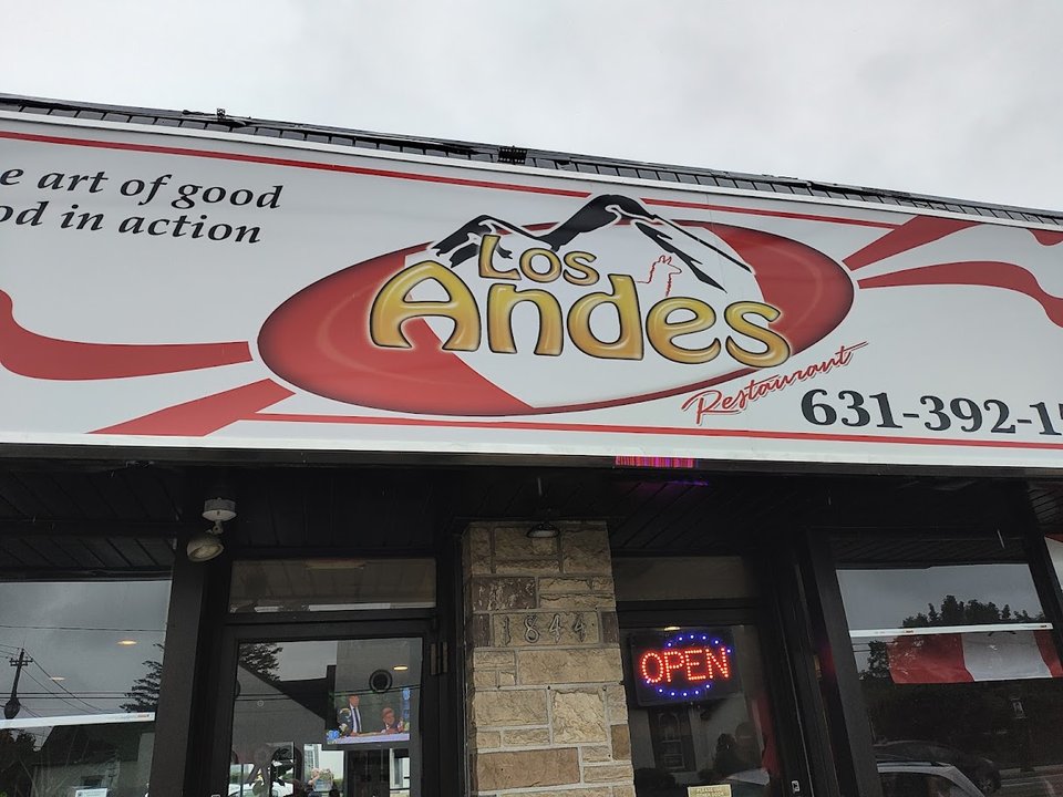 Front view of Los Andes Deer Park restaurant.